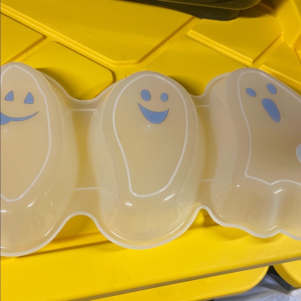 Halloween Ghost Shaped Serving Tray Glow in the Dark - Picture 5 of 6